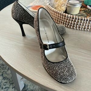 Tommy Hilfiger size 6 Kiwa black tweed pumps.